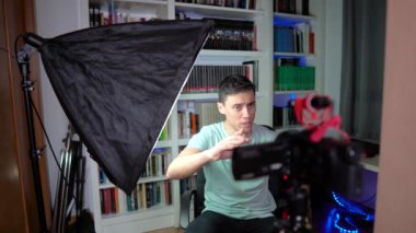 Karizmatik ve arkadaş canlısı etkileyicinin odasında kendini kaydetmesi..