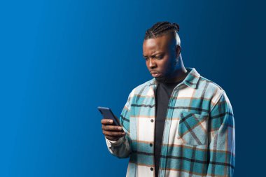 Yakışıklı siyah adam endişeli görünüyor..