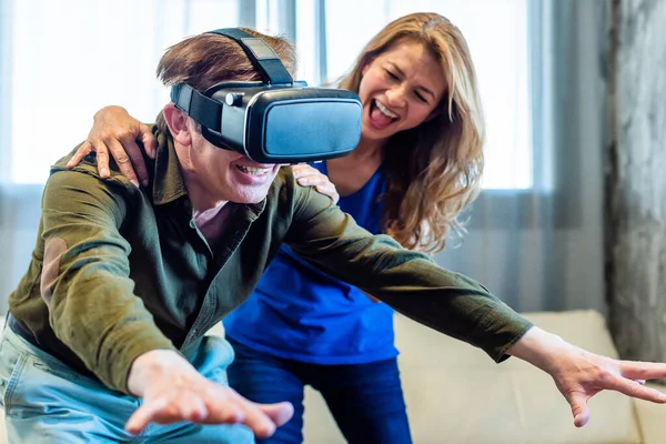 Pareja casada madura en casa jugando con gafas de realidad virtual. —  Fotos de Stock