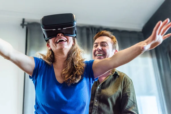 Pareja casada madura en casa jugando con gafas de realidad virtual. —  Fotos de Stock