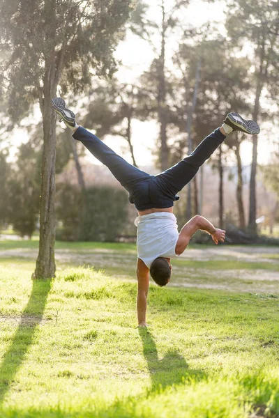 Gymnastic man handstand on one hand doing acrobatic posture —  Fotos de Stock
