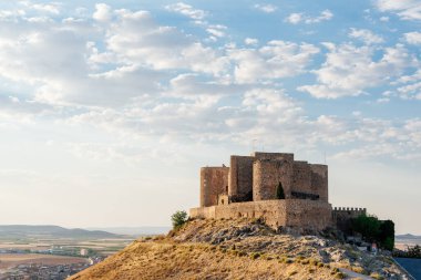 İspanya 'nın Toledo kentindeki Consuegra' da bir tepedeki Roma şatosu.