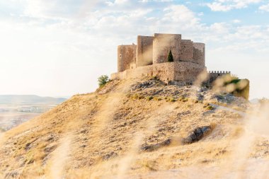 Yazın bir tepenin üstünde Romanca bir şato