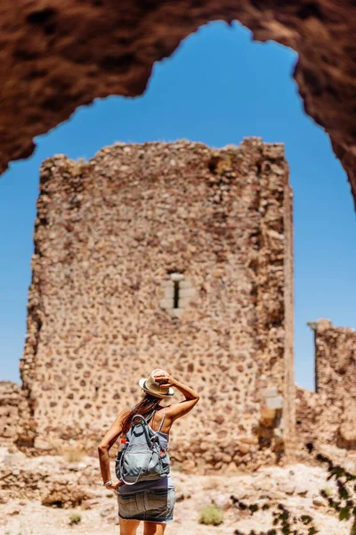 Turista olhando para a parede de um castelo medieval. — Fotografia de Stock