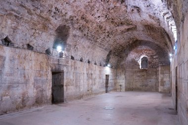 Ayrıl, Hırvatistan, 10 Ağustos 2024. Split 'teki Diocletians Sarayı bodrumlarında. Diocletians sarayının bodrumlarında antik Roma taş mimarisi ve kubbeli tavanlar yer alıyor.