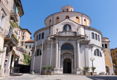 Rijeka 'daki Saint Vitus Katedrali' nin önü, berrak bir gökyüzünün altında duruyor.