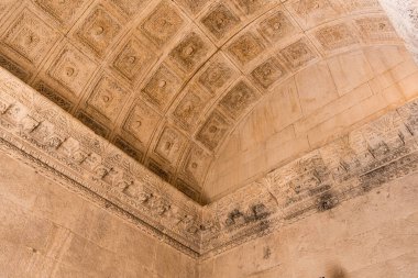 Antik Roma Jüpiter Tapınağı 'nda oyulmuş taş tavan ve friz.