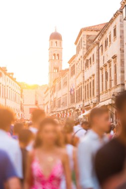 Dubrovnik 'teki Stradun caddesinde yürüyen insanlar sıcak günbatımının tadını çıkarıyorlar.