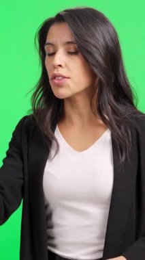 Stüdyoda sunan ve konuşan genç profesyonel iş kadını.