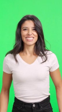 Konfeti yukarıdan yeşil perdeye düşerken neşeli kadın zaferi kutluyor.