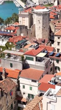 Hırvatistan 'ın Split kentinin terracotta çatıları ve Adriyatik Denizi limanı