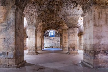 Ayrıl, Hırvatistan, 10 Ağustos 2024. Split 'teki Diocletians Sarayı bodrumlarında. Yeraltı mahzenleri ve taş kemerler Diocletians sarayının tarihi yapısını gözler önüne seriyor.