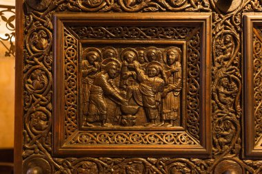 Ayrıl, Hırvatistan, 10 Ağustos 2024. Yüce İsa yıkanıyor. Diocletians Anıtmezarının kapısı, şimdi de Split Katedrali. İsa, havarilerinin ayaklarını yıkayarak ortaçağ dini ahşap oymalarında resmediyor.