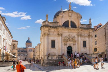 Turistler Dubrovnik 'teki Stradun' daki tarihi Saint Blaise Kilisesi 'nde dolaşıyorlar.