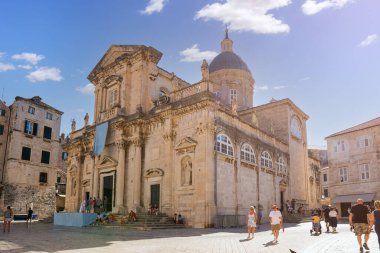 Dubrovnik katedral cephesi etkileyici kubbesi ve Barok mimarisi ile