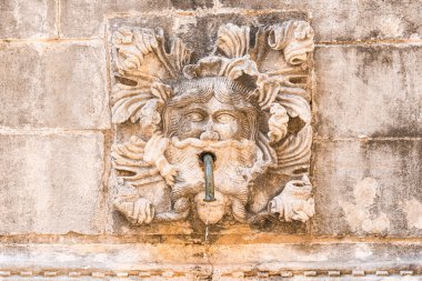 Dubrovnik, Hırvatistan, 16 Ağustos 2024. Hırvatistan 'ın Dubrovnik kentindeki Onofrios Küçük Çeşmesi' ne tuhaf bir yüz oyması