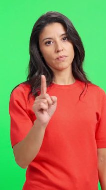 Üzgün esmer kadın karşı çıkıyor ve başını sallıyor. Hayır, stüdyoda çapraz kollarla.