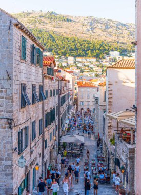 Hırvatistan 'ın tarihi Dubrovnik kentinde güneşli bir yaz gününün tadını çıkaran turistler