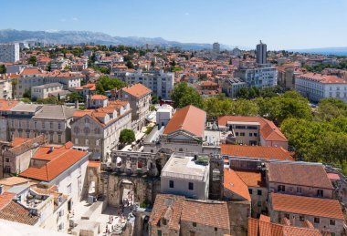Güneşli bir günde kırmızı çatıları ve tarihi Diocletians Sarayı ile bölünmüş şehir manzarasını gösteren hava manzarası