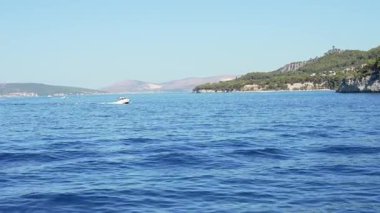 Hırvatistan 'ın güzel Split kıyı şeridi yakınlarındaki mavi Adriyatik Denizi' nde beyaz sürat teknesi seyrediyor