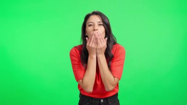 Kameraya hava öpücüğü gönderen genç bir kadının yavaş çekimleri.