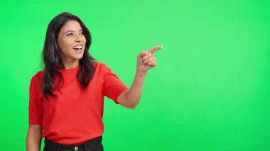 Neşeli Latin kadın, elleri krom renkli bir arka planı olan bir şeyi gösterip sunuyor.