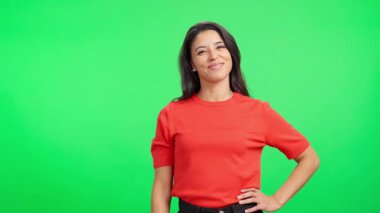 Neşeli beyaz kadın yeşil perde arka planına karşı anlaşma için işaret ediyor.