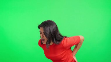 Şiddetli sırt ağrısı ve bel ağrısından muzdarip genç bir kadın.