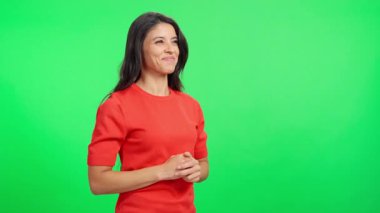 Mutlu kadın yeşil ekran arka planına karşı bir erkeğin elinden sürpriz bir hediye alıyor.