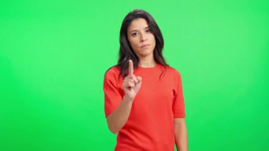 Üzgün esmer kadın karşı çıkıyor ve başını sallıyor. Hayır, stüdyoda çapraz kollarla.