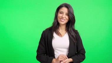 Gülümseyen iş kadını, ev sahibi ya da emlakçı krom anahtar arka planda yeni daire anahtarlarını gösteriyor