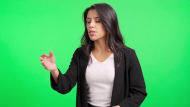 Stüdyoda sunan ve konuşan genç profesyonel iş kadını.