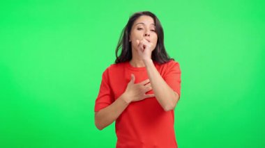 Neşeli Latin kadın Chroma tuşuna karşı tutkuyla şarkı söylüyor ve dans ediyor.