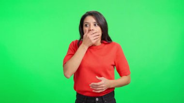 Krom anahtar arka planda çeşitli olumsuz duygular gösteren sinirli genç bir kadın.