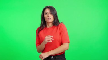 Krom anahtar arka planında geri adım atarken korku ve tiksinti gösteren korkmuş bir kadın.