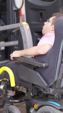 Tekerlekli sandalyedeki adam ulaşılabilir bir araç kullanıyor.