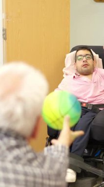 Fiziksel engelli insanlar rehabilitasyon sırasında etkileşime geçip eğleniyorlar.