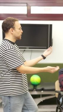 Çeşitli yetenekleri olan bir grup insan terapi sırasında sosyalleşiyor ve iletişim kuruyor.