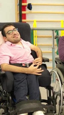 Fiziksel engelli neşeli bir arkadaş grubu rehabilitasyon merkezinde sohbete daldı.