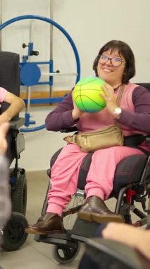 Fizik terapi seansı sırasında tekerlekli sandalyedeki insanların oynadığı özel grup aktivitesi