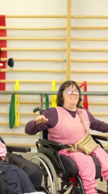 Fizyoterapi seansı sırasında birlikte egzersiz yapan bir grup insan.