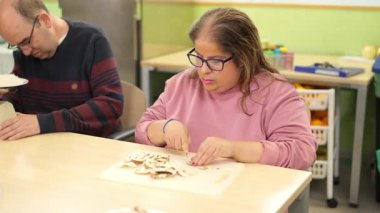 Fiziksel engelli özel bir kadın yemek hazırlamak için mantar doğramaya odaklanmış.