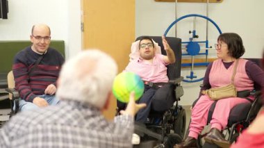 Fiziksel engelli insanlar rehabilitasyon sırasında etkileşime geçip eğleniyorlar.