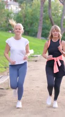 Neşeli bir grup olgun arkadaş dışarıda koşuyor ve aktif ve sağlıklı bir yaşam tarzının tadını çıkarıyorlar.