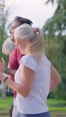 Kıdemli arkadaşlar yavaş çekimde birlikte koşarken sağlıklı bir yaşam tarzının keyfini çıkarıyorlar.