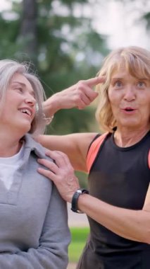 Parktaki antrenmandan sonra kameraya sarılıp gülümseyen iki son sınıf öğrencisi.