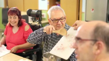 Konsantre olmuş, fiziksel engelli, mutfakta yemek pişiren son sınıf öğrencisinin özel sahnesi.