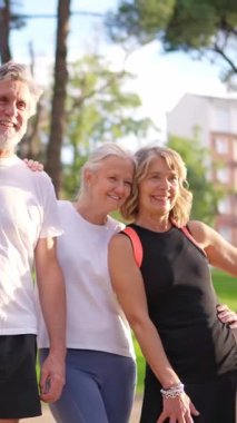 Eğitimden sonra parkta birlikte poz veren bir grup güzel kıdemli arkadaş.