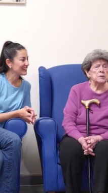 Bakımevinde iki nesildir kadınlar birlikte konuşuyor.