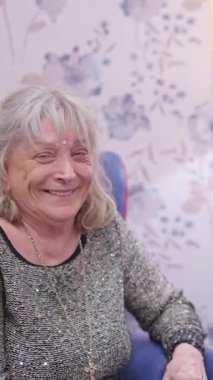 İki neşeli son sınıf kız arkadaşı birlikte bir bakım evinde vakit geçiriyorlar.